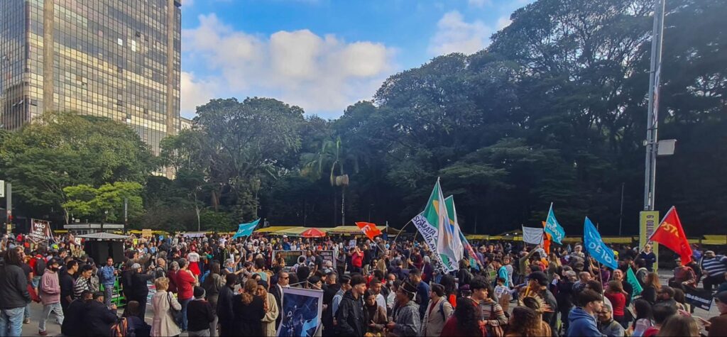 Centenas de manifestantes se reuniram na Avenida Paulista.