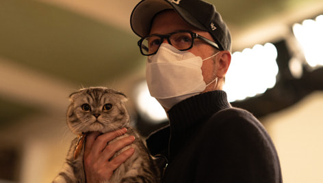 Matthew Vaughn carregando o gato Alfie, animal de estimação e confidente da personagem Elly