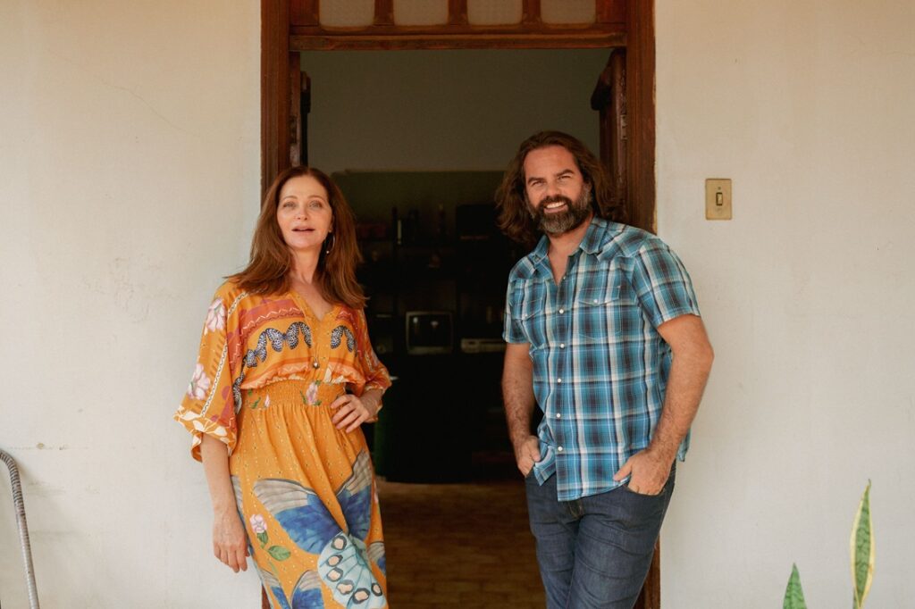 Alexandra Richter e Ronan Horta atuam como o casal que se muda para a casa do falecido em Aparecida de Goiânia.
