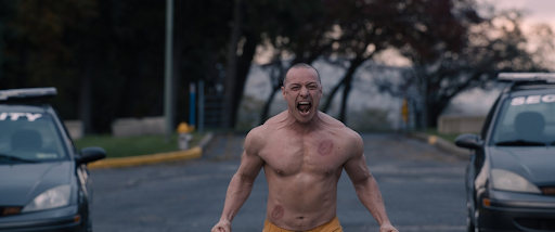Protagonista do filme "Fragmentado" em uma das personalidades agressivas de seu Transtorno Dissociativo de Identidade, gritando e mostrando os músculos na direção da câmera