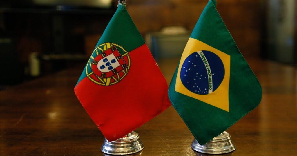 Bandeira de Portugal à esquerda e bandeira do Brasil à direita.