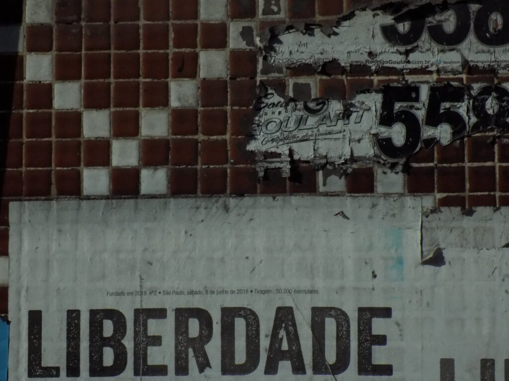 Poster sobre liberdade, colado na parede de um comércio 