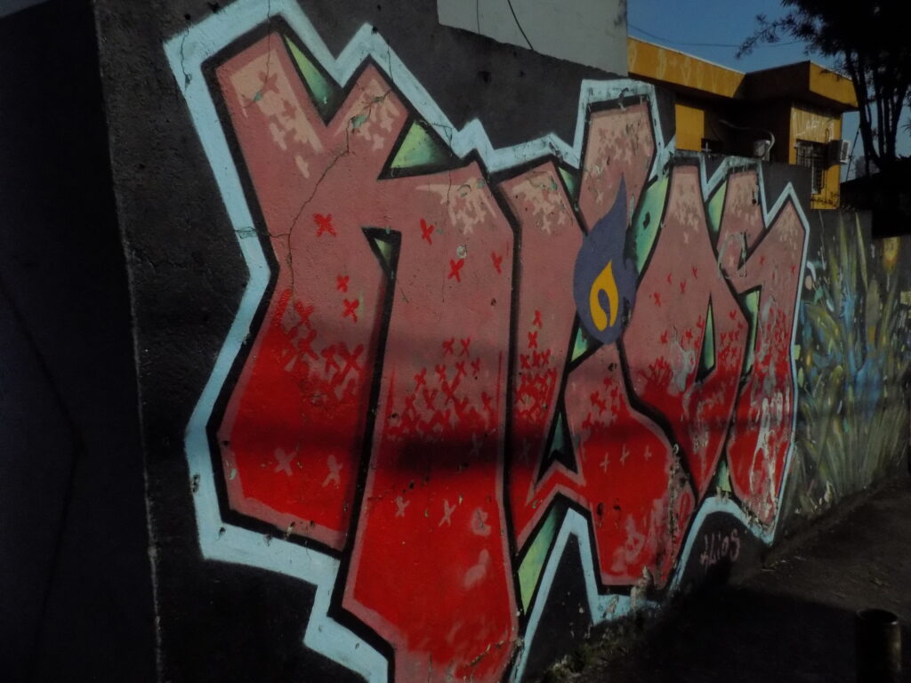 Arte de rua com tipografia única criada por cada artista. Graffiti ou pixo