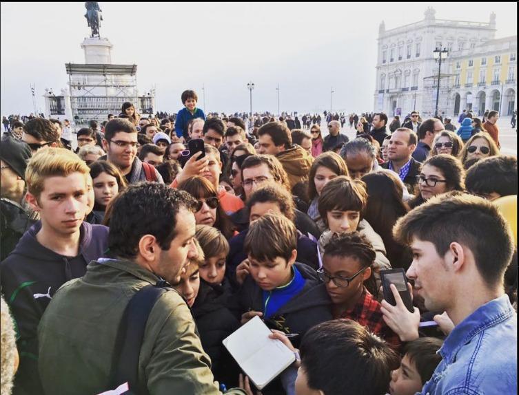 Ibere Thenório dá autógrafos para dezenas de fãs em Lisboa.