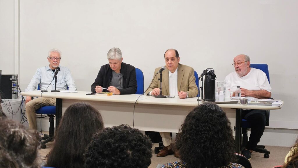 Fernando Mitre, Oscar Pilagallo, Eugênio Bucci e Ricardo Kotscho (da esquerda para a direita) discutem o papel da imprensa durante o movimento Diretas Já!