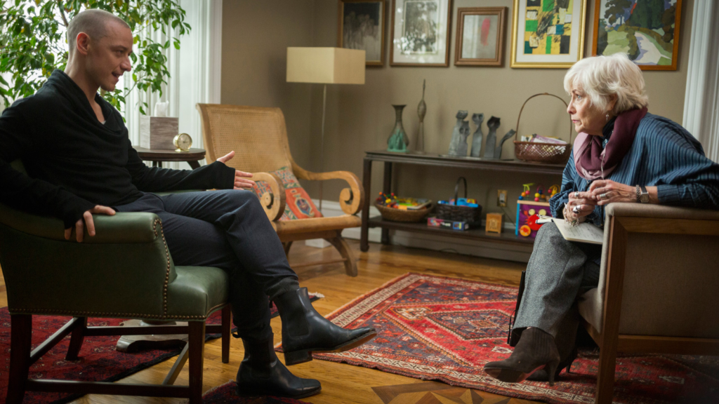 Protagonista do filme "Fragmentado" e sua psicóloga, conversando frente a frente em uma sala com dois sofás