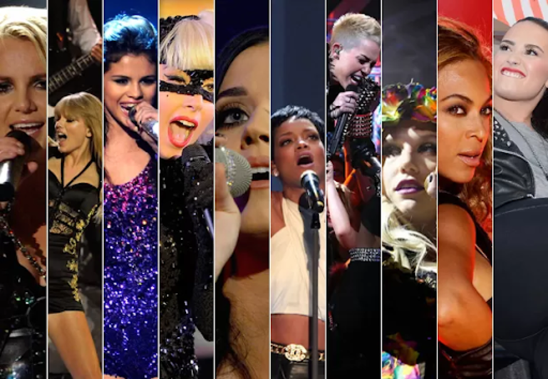 Várias divas pop se apresentando, como Britney Spears, Rihanna e Beyoncé