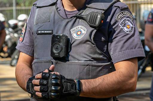 Foto de perto de uma câmera corporal no uniforme policial