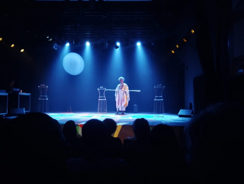 Imagem do espetáculo Leão Rosário, onde Adyr aparece ao lado dos manequins que representam as filhas do personagem da peça