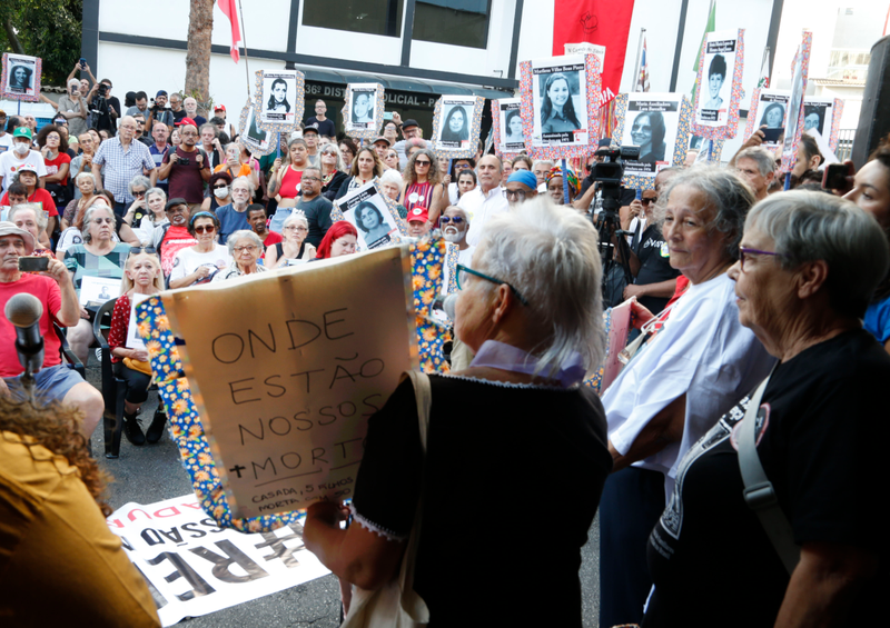 Manifestantes protestam em frente ao antigo antigo DOI-Codi com cartazes e fotos de desaparecidos