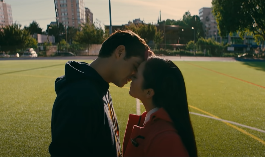 Noah Centineo e Lana Condor em 'Para Todos os Garotos que Já Amei' são um exemplo de casal não branco em filmes de Hollywood