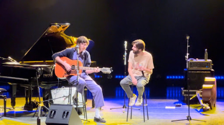 Tim Bernardes e Salvador Sobral durante show no Sesc Pinheiros 