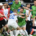Seleção da Eslováquia comemorando vitória contra a Bélgica na estreia da Eurocopa