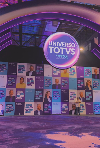 Painel inicial do Universo TOTVS 2024, com imagens de pessoas e balões dizendo "O Brasil que faz, faz com TOTVS"