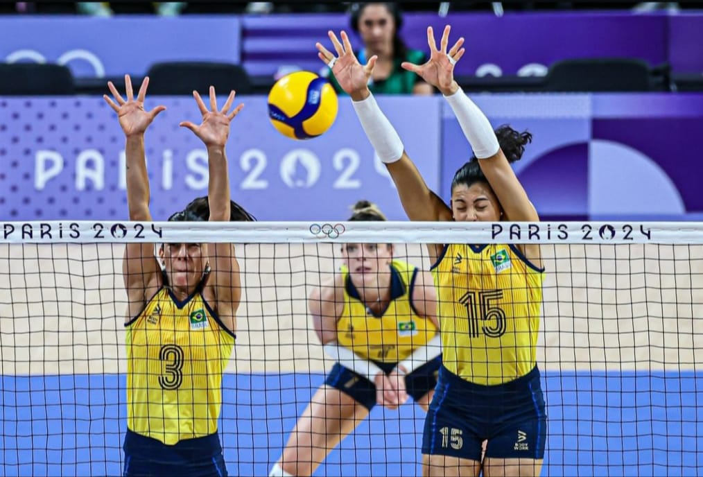 Seleção brasileira feminina de vôlei bloqueando um ataque do Quênia em sua estreia nas Olimpíadas de 2024, em Paris