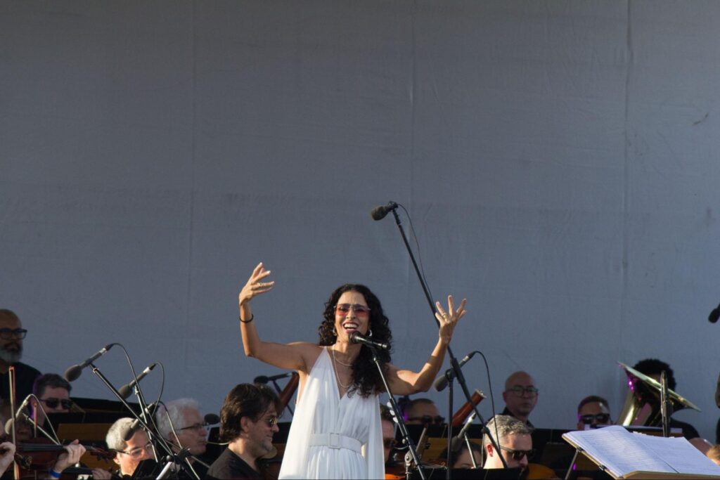 Marisa Monte aparenta animação enquanto canta no palco da Praça do Relógio