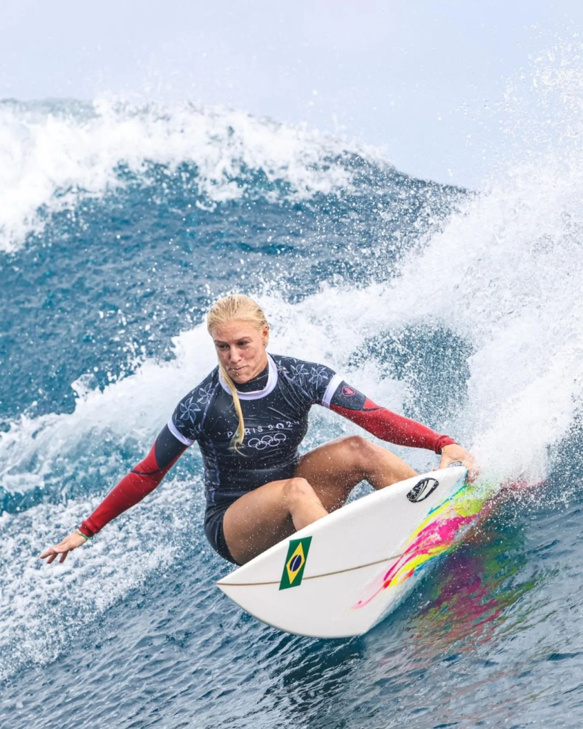 Tatiana Weston-Webb surfando na rodada de repescagem das Olimpíadas de 2024, em Teahupo'o (Taiti)