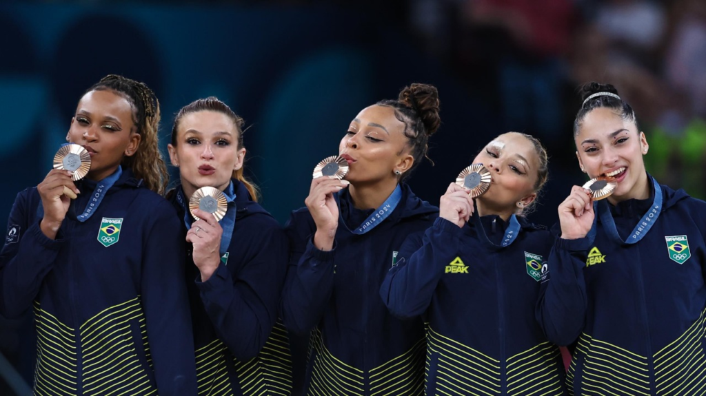 Equipe feminina de ginástica artística do Brasil com as medalhas de bronze das Olimpíadas de 2024, em Paris