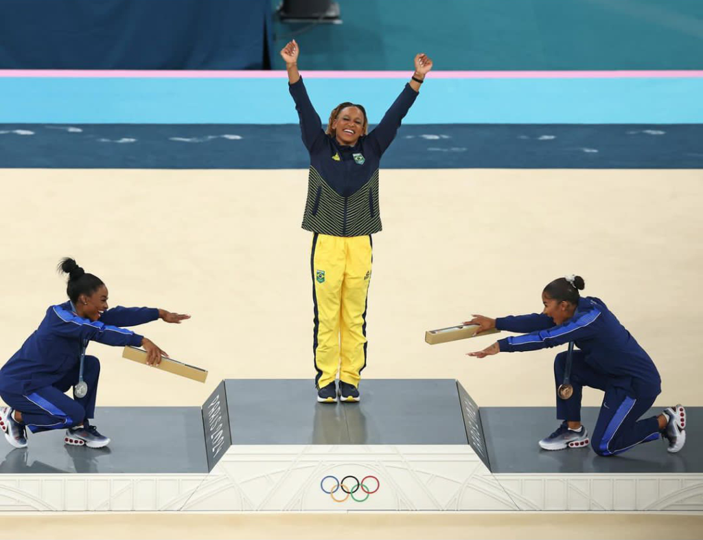 Pódio da prova em que Rebeca Andrade ganhou o ouro nas Olimpíadas de 2024, em Paris, junto com Simone Biles e Jordan Chiles