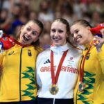 Pódio de natação dos 100m peito SB14 com dupla de gêmeas brasileiras (Débora e Beatriz Carneiro) com as medalhas de prata e bronze, nas Paralimpíadas de 2023, em Paris