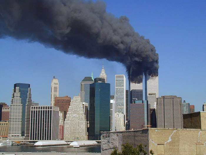 Foto do dia 11 de setembro, com as torres gêmeas em chamas