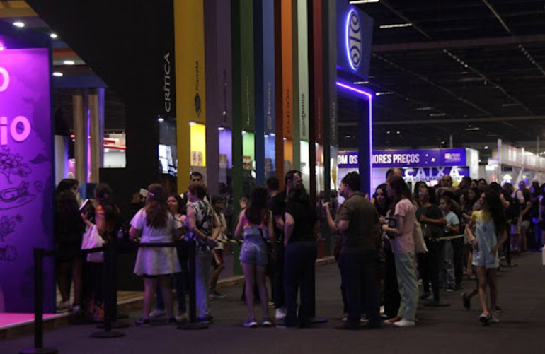 Visitantes em fila na Bienal do Livro.