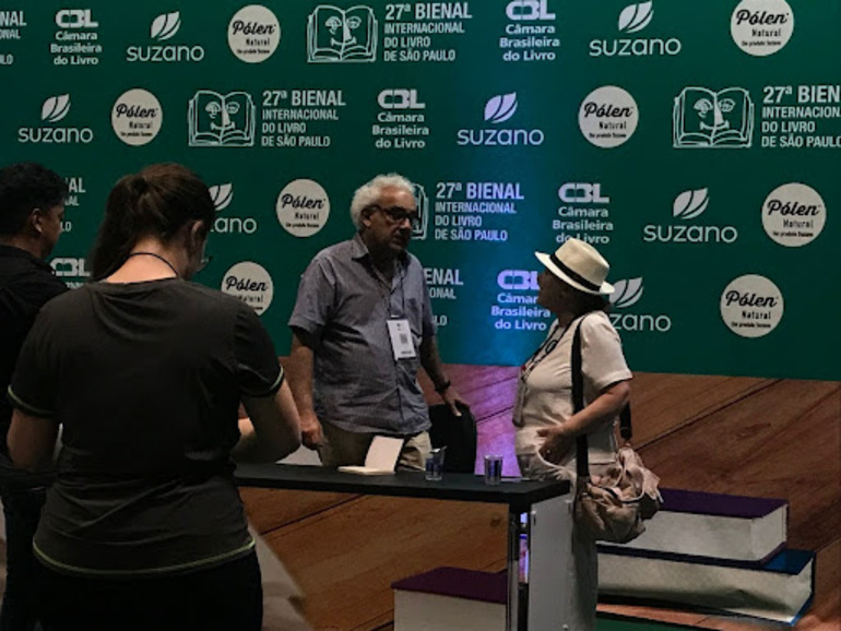 Milton Hatoum conversa com fãs na Bienal do Livro.