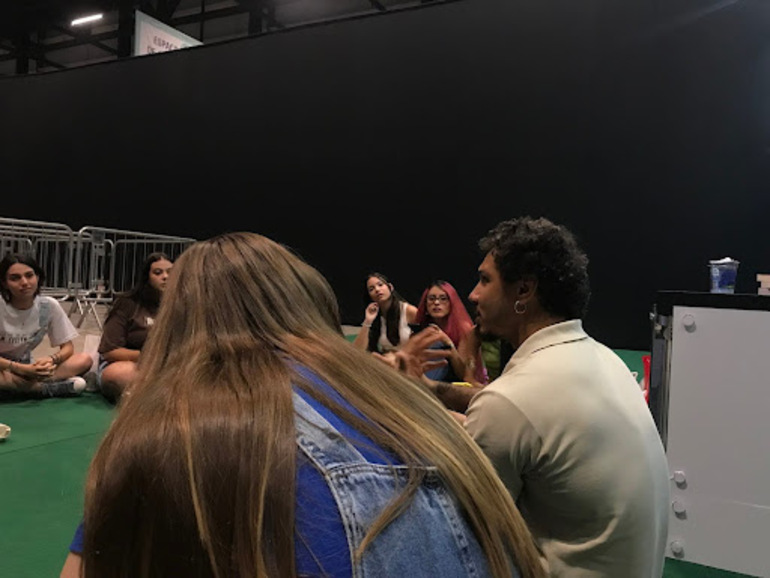 Autor Igor Pires em roda de conversa com fãs na Bienal do Livro.