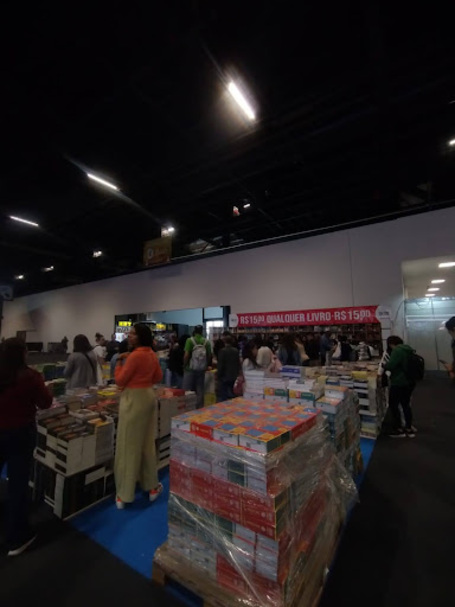 Estandes de livros na Bienal.