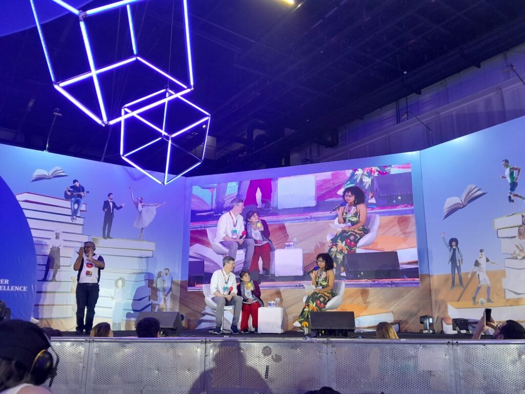 Jeff Kiney com sua tradutora e Lavínia, a mediadora da mesa, na Arena Cultural da Bienal do Livro