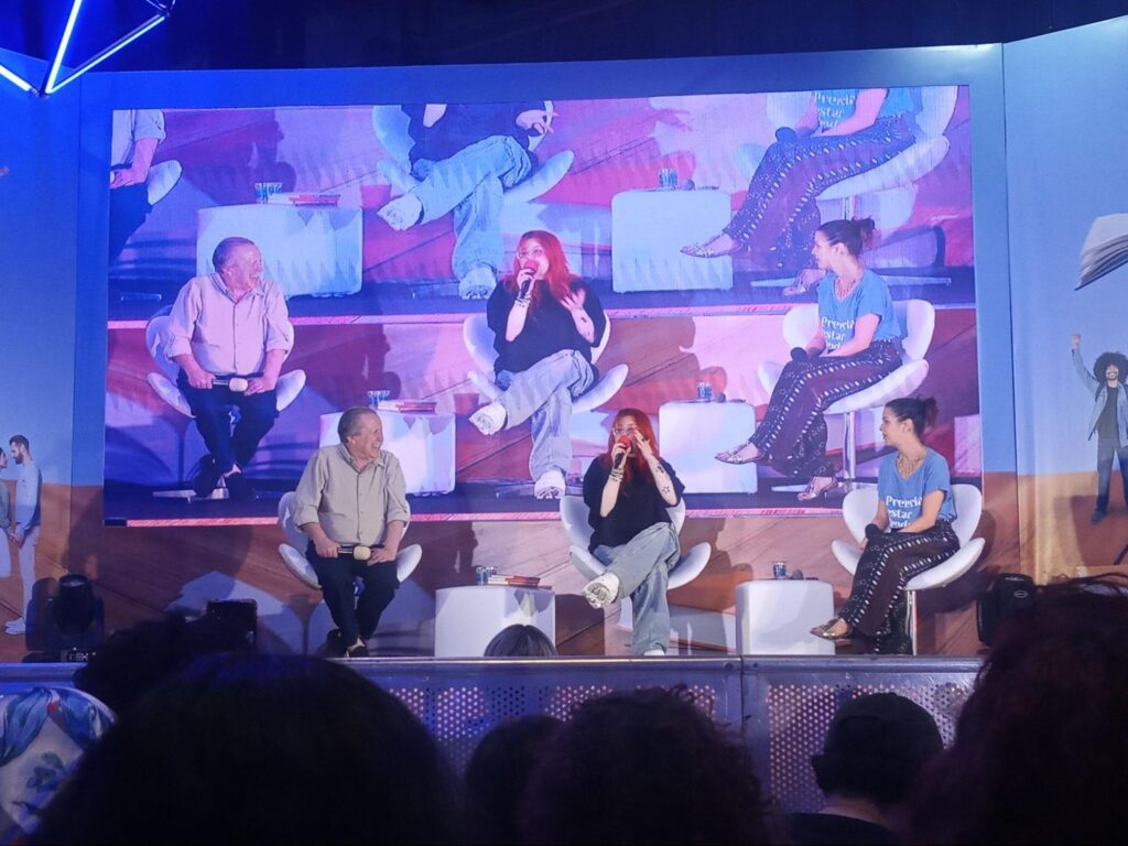 Pedro Bandeira, Babi Dewet e Thalita Rebouças sentados um ao lado do outro em bate papo na bienal