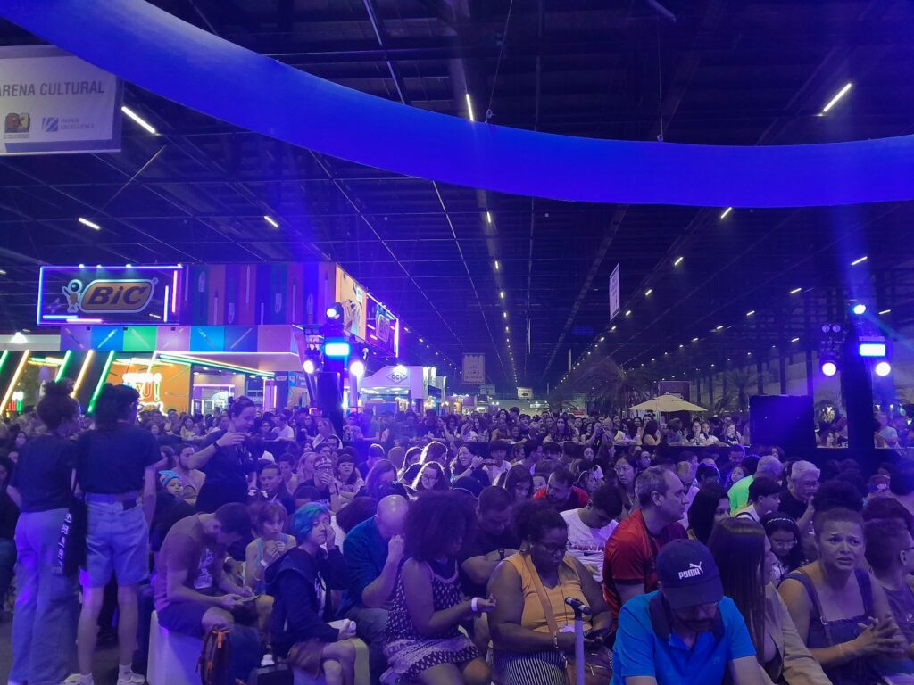 Multidão se reúne na Arena Cultural e nos arredores da Bienal do Livro