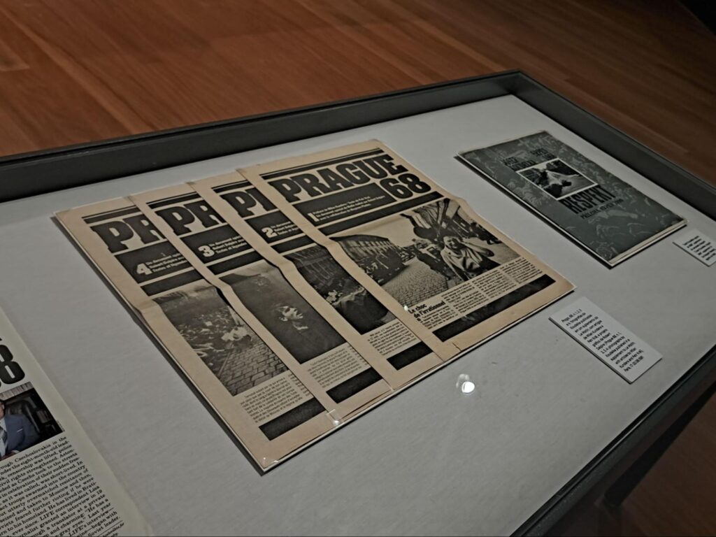 Recortes de jornal na exposição de Koudelka