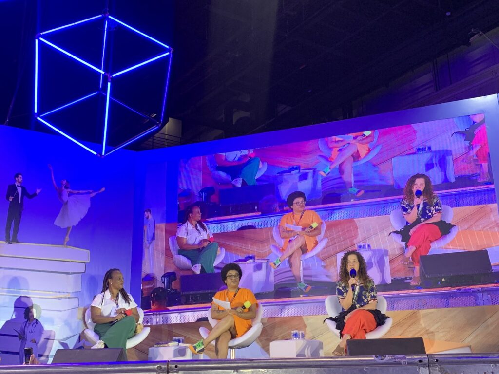 Eliana Alves e Carla Madeira conversam no palco da Arena Cultural na Bienal do Livro