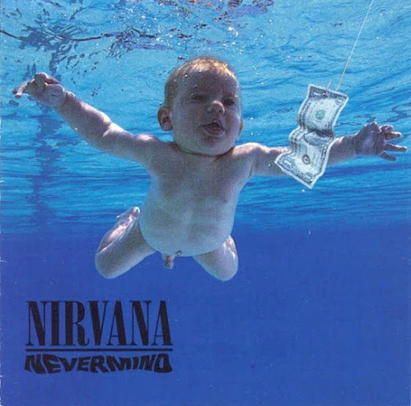 Capa do álbum "Nevermind", com um bebê nadando e direção a uma nota de dólar.