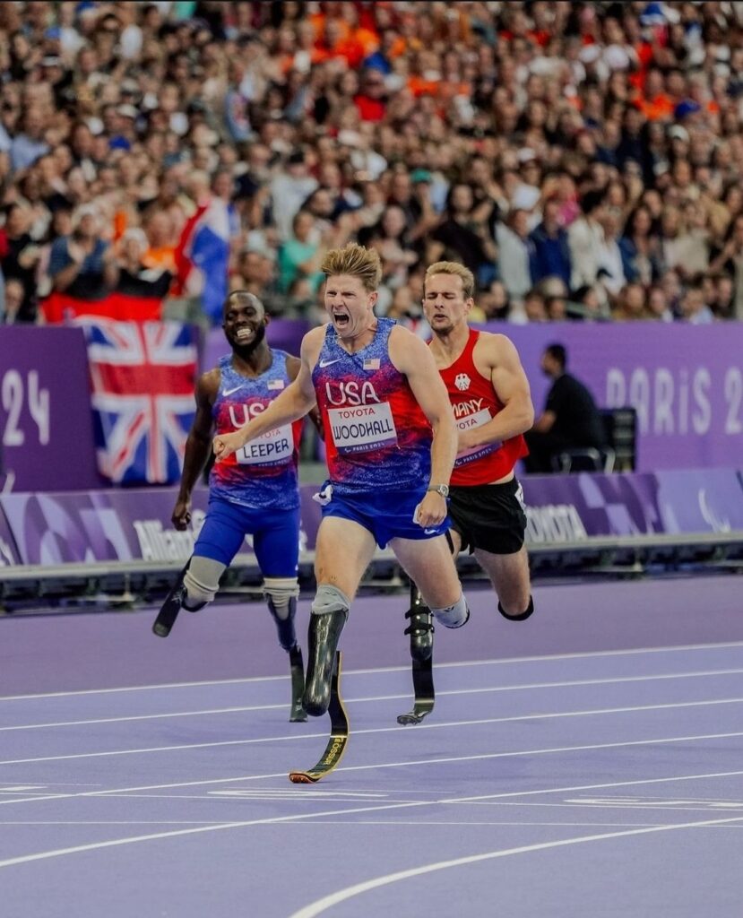 Hunter Woodhall ganhando a medalha de ouro na prova dos 400m T62 das Paralimpíadas 2024, em Paris