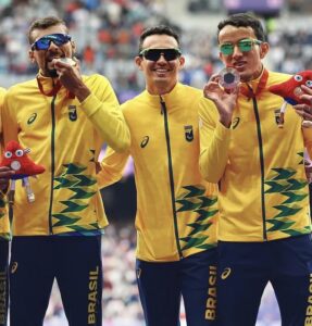 Yeltsin Jacques e Júlio César Agripino com as medalhas de ouro e bronze de atletismo 1500m T11 nas Paralimpíadas 2024, em Paris