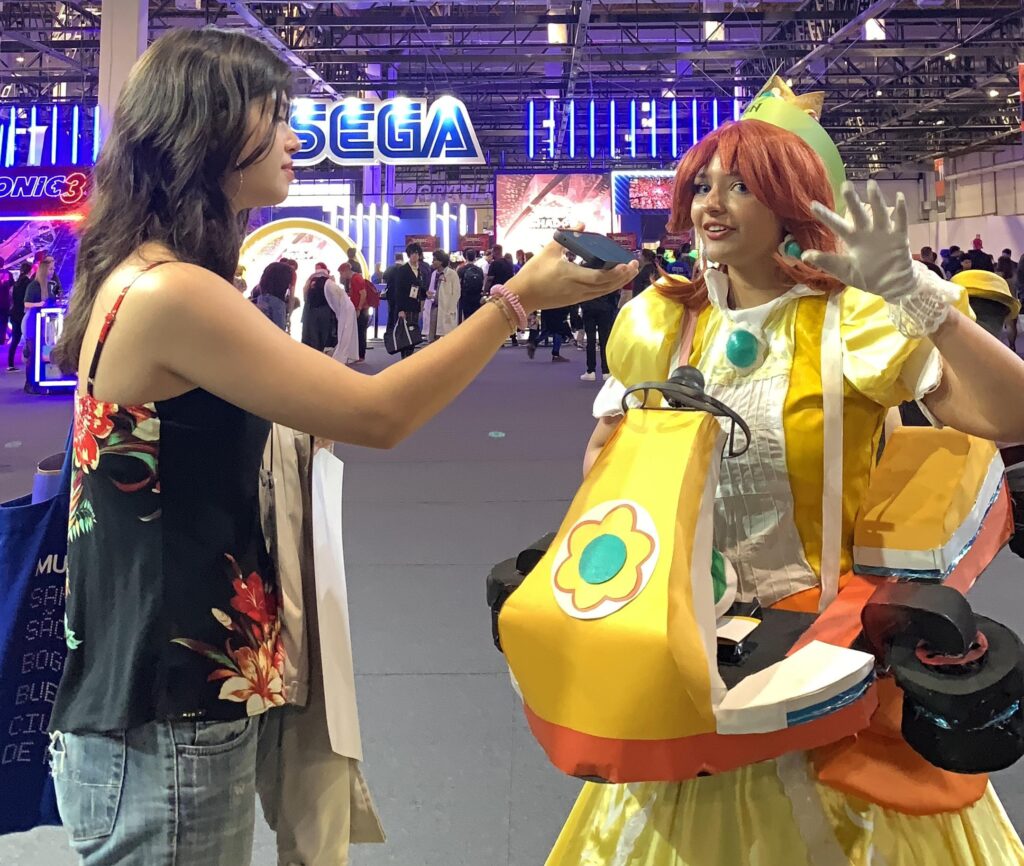 Cosplayer vestida de Princesa Daisy na BGS