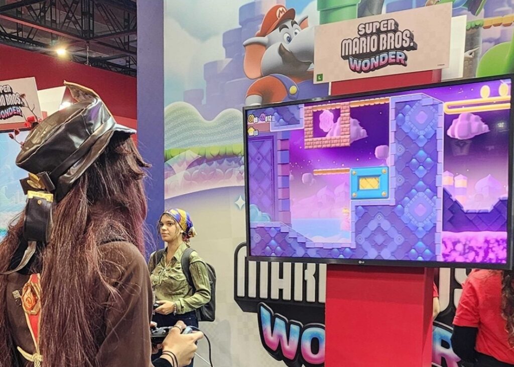 Cosplayer jogando Super Mario na BGS