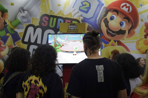 Jogadores testam o jogo Super Mario Party Jamboree.