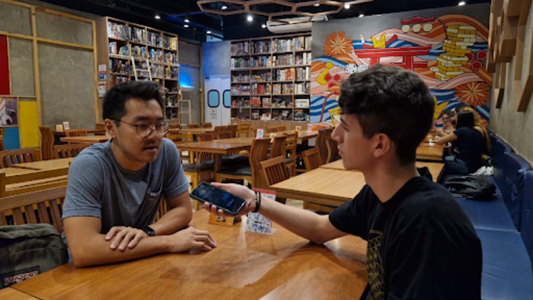 Repórter entrevistando Rafael Kanaoka, sócio e fundador do restaurante.