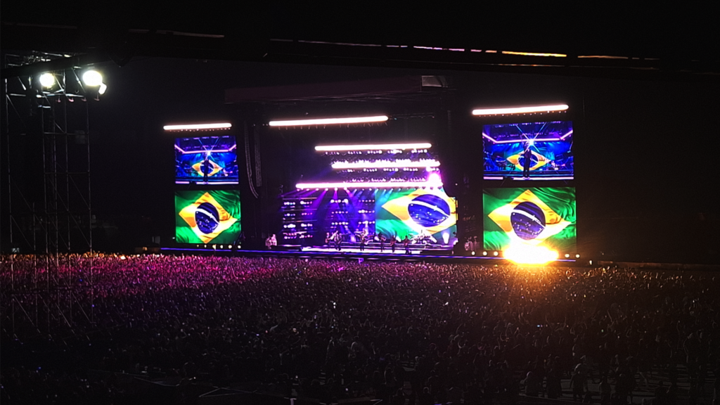 Bruno Mars no palco e a bandeira do Brasil em todos os telões