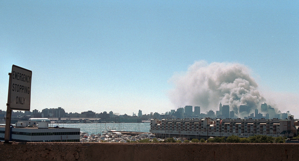 Imagem panorâmica de Nova York mostra Torres Gêmeas em chamas