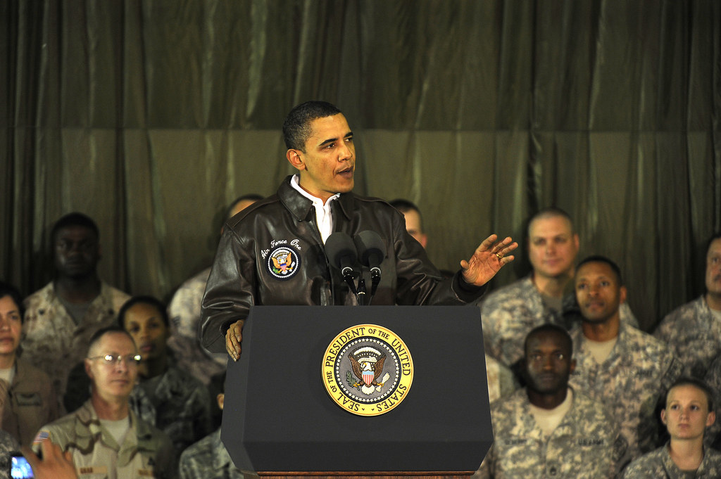 Foto de Barack Obama discursando no Afeganistão