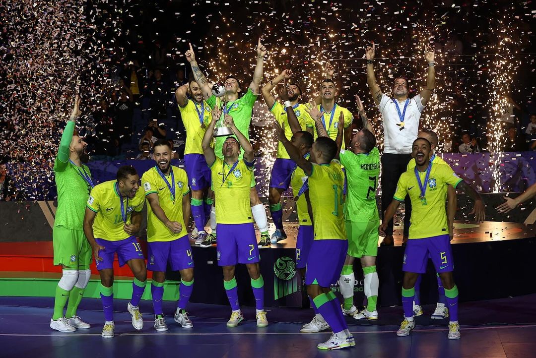 Elenco do Brasil levantando taça de campeão da Copa do Mundo de Futsal, em 2024