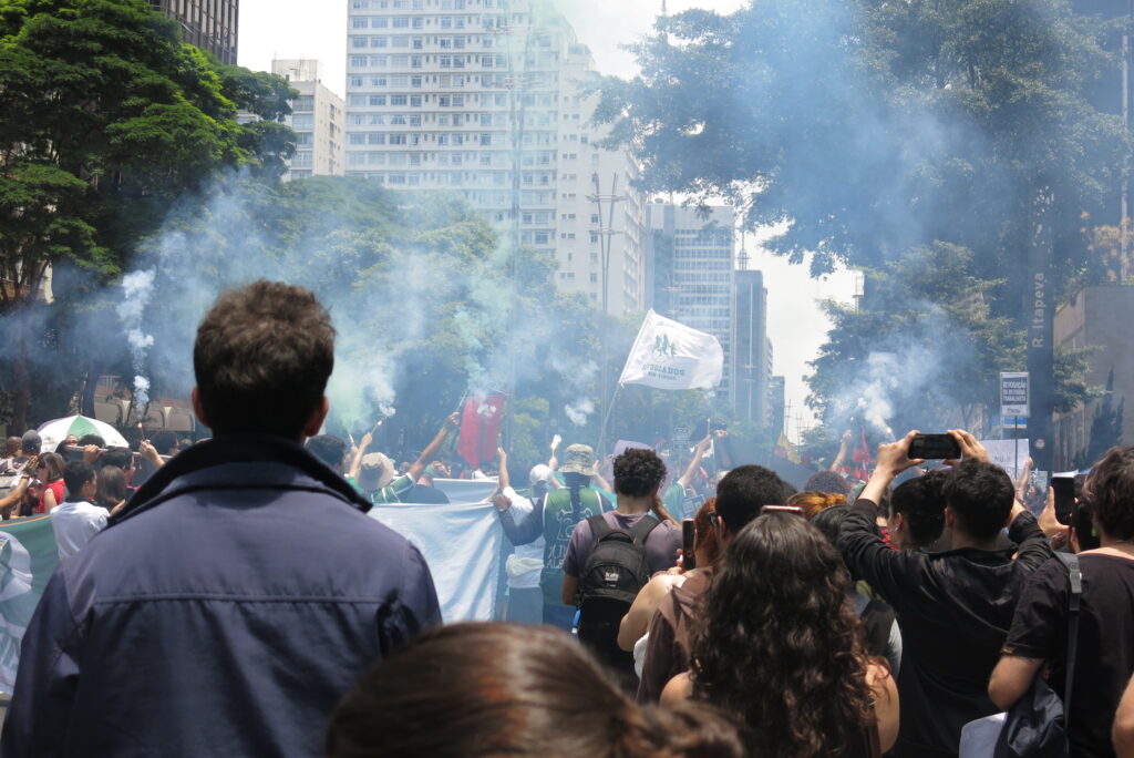 imagem de um protesto na avenida paulista