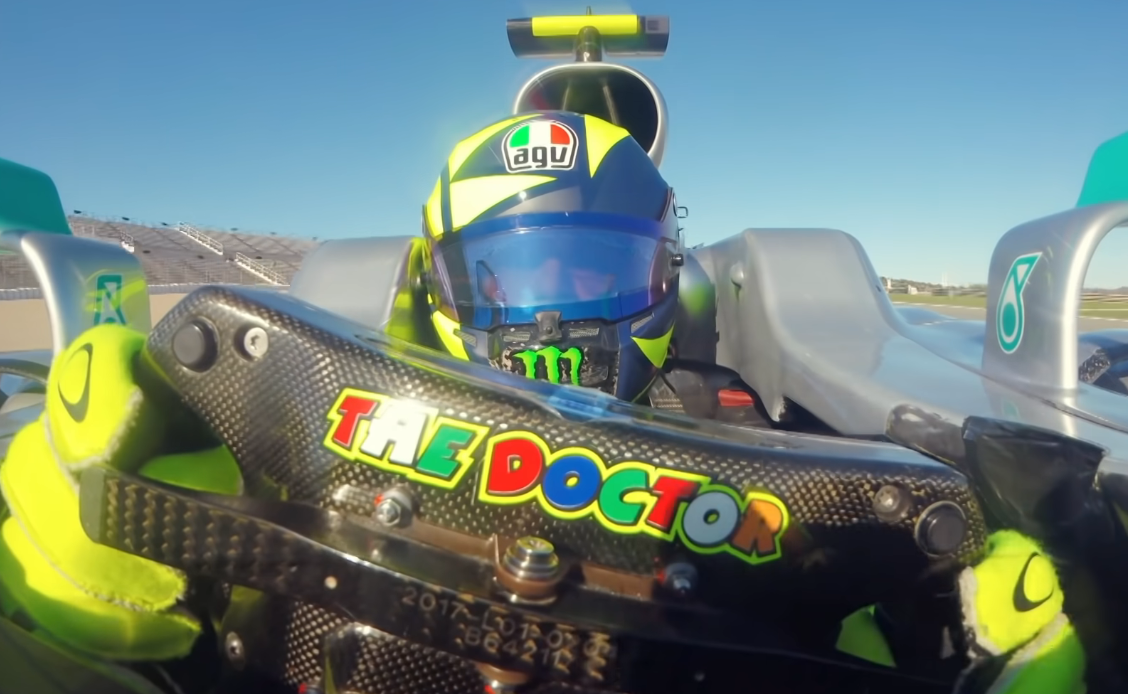 Valentino Rossi pilotando um carro de Fórmula 1