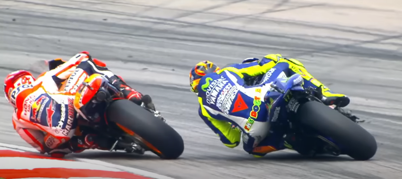 Valentino Rossi e Marc Márquez correndo de moto