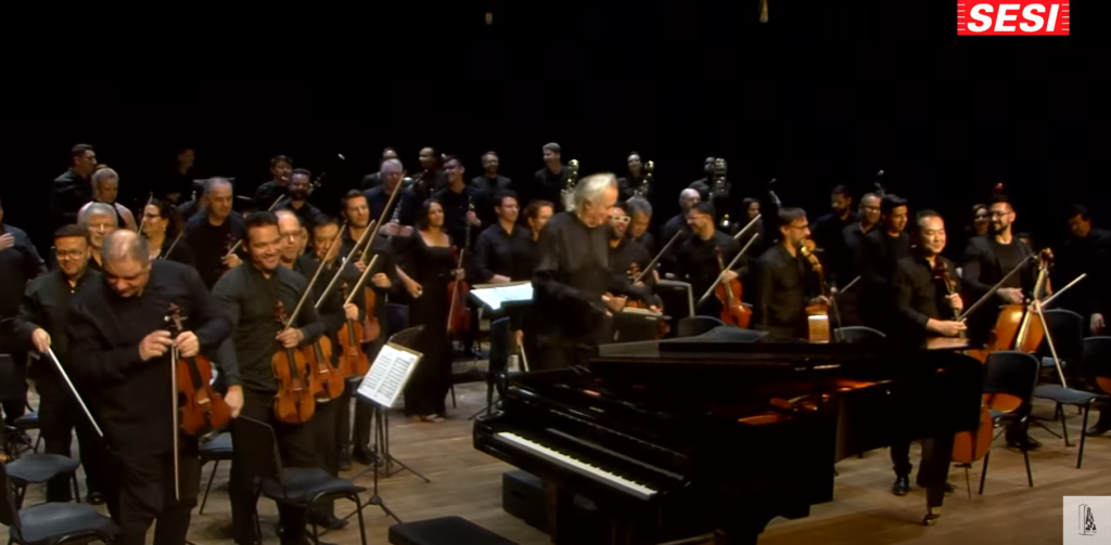 Orquestra em pé para agradecer ao público ao fim da edição da Sinfonia na Paulista