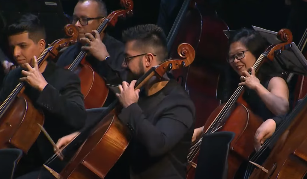 Close nos violoncelista da orquestra na Sinfonia na Paulista